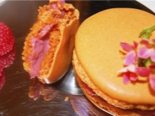 Bánh hạnh nhân làm bằng thuốc nhuộm annatto