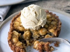 Macadamianoten zijn erg populair in desserts en bakken.