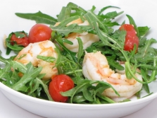 Salade met rucola en garnalen