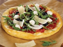 Pizza met rucola en parmezaan