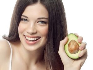 Avocado voor haar: cosmetisch en therapeutisch effect, toepassingsmethoden