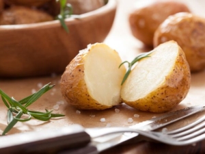 Gepofte aardappelen: calorieën en manieren om heerlijk te koken