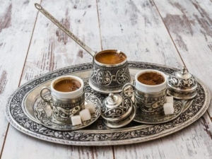 Turkse koffie: de geschiedenis van het drankje en hoe het te bereiden