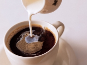 Koffie met melk: calorieën en samenstelling van de drank