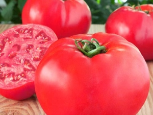 Raspberry Elephant Tomato: gedetailleerde kenmerken en kweektips 