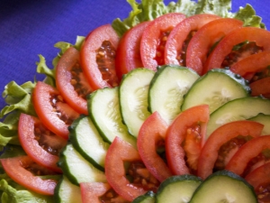 Hoe mooi gesneden komkommers en tomaten?