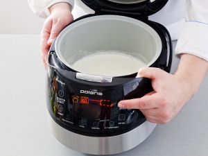 Hoe kook je gebakken melk in een slowcooker?