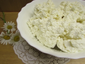 Hoe kook je cottage cheese van gestremde melk thuis?