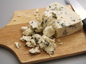 Gorgonzola-kaas: beschrijving, soorten en tips voor eten