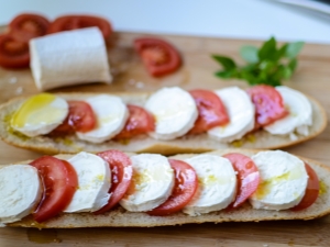 Platos con queso Adyghe