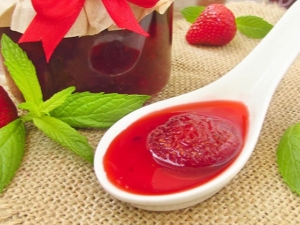 Cooking strawberry jam with mint