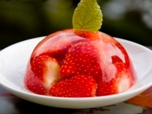 Preparing strawberry jelly