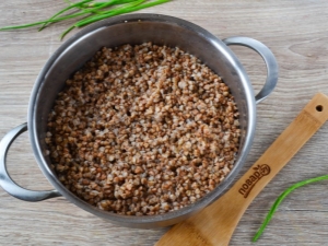 Hoe boekweit op water in een pan te koken?