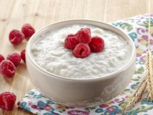 Hoe rijstepap met melk in een pan te koken: een stapsgewijs recept en gerechtverhoudingen