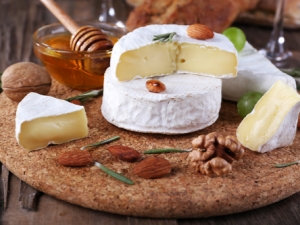 Camembert i Brie: czym różni się jeden ser od drugiego, który jest smaczniejszy i z czym się je?