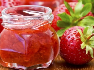 Fraises pour l'hiver avec du sucre sans cuisson : comment cuisiner correctement, rapidement et savoureuse ?