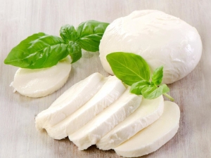 Mozzarella: co to jest, jaki jest skład marynowanego sera i jak można go zastąpić, jaka jest szkoda i korzyść produktu?