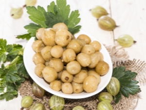 Menyediakan gooseberries jeruk