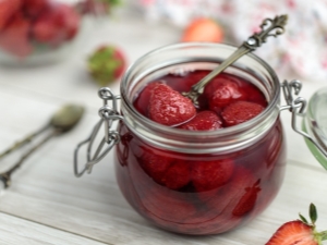 Recipes for making strawberries in syrup for the winter