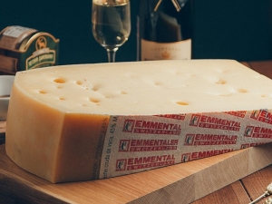 Emmentaler: kenmerken, voordelen, nadelen en kookrecepten