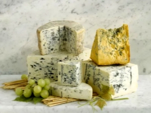 Blue cheese: how to eat, benefits and harms, varieties