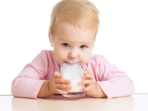 Waarin verschilt babymelk van gewone melk en wanneer moet ik deze aan mijn baby geven?