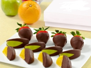 Hoe maak je met chocolade bedekt fruit met je eigen handen?