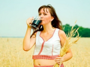 Kunnen zwangere vrouwen kvass drinken en waarom zijn er beperkingen voor aanstaande moeders?