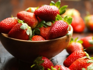 Aardbeien water geven tijdens vruchtvorming