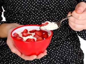 De voordelen en nadelen van het eten van kwark als ontbijt