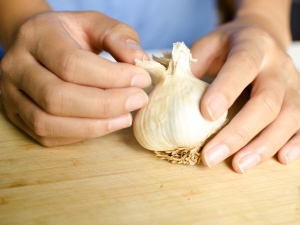 Op welke leeftijd kan knoflook aan een kind worden gegeven en waarom zijn er beperkingen?