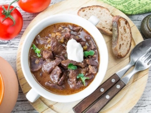 Goulash met runderhart koken