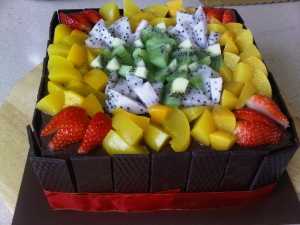 Hoe mooi is het om een ​​cake met fruit te versieren?