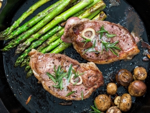 Hoe varkenssteak in een pan koken? 