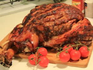 Hoe varkensham in de oven koken en hoeveel calorieën zitten erin? 