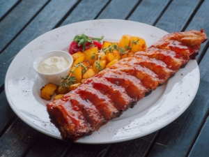 Hoe varkensribbetjes op de grill te koken?