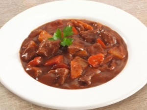 Recepten voor het koken van rundergoulash in een slowcooker