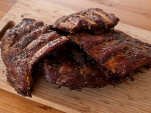 La tecnología de cocinar costillas de res en el horno.