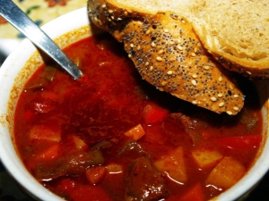 De subtiliteiten van het koken van klassieke Hongaarse rundvleesgoulash