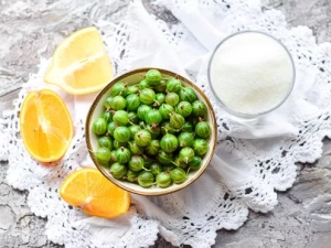 Kruisbessen met sinaasappel oogsten voor de winter 