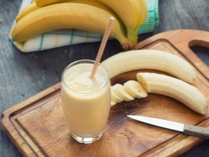 Smoothie met banaan en melk: calorieën en de beste recepten