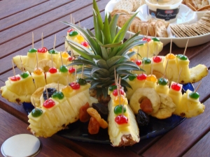 Hoe een ananas mooi snijden en serveren?