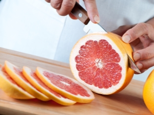 Hoe een pomelo schoon te maken en te snijden?