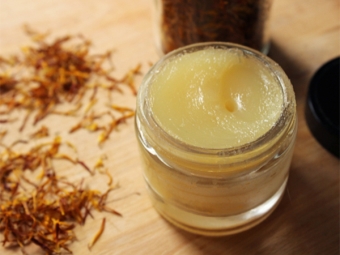 thuốc mỡ calendula tự chế