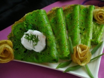 Bánh kếp với rau bina