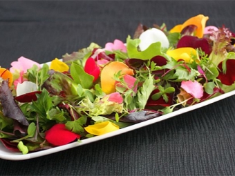 Salade met rozenblaadjes