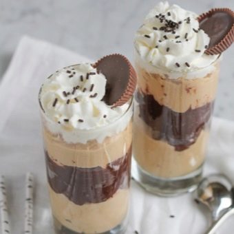 Mousse đậu phộng với kem và chocolate chip