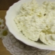 Hoe kook je cottage cheese van gestremde melk thuis?