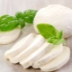 Mozzarella: co to jest, jaki jest skład marynowanego sera i jak można go zastąpić, jaka jest szkoda i korzyść produktu?