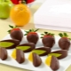 Hoe maak je met chocolade bedekt fruit met je eigen handen?